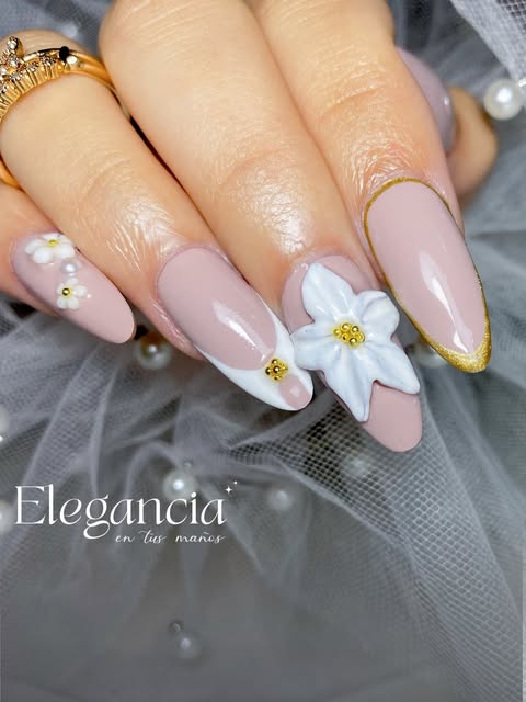 Nail art nude con flores 3D y dorado