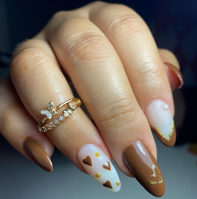 Nail art en tonos tierra y latte con detalles dorados