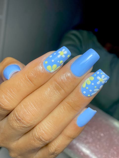 Nail art con diseño floral realizado por Claribella Depilaciones