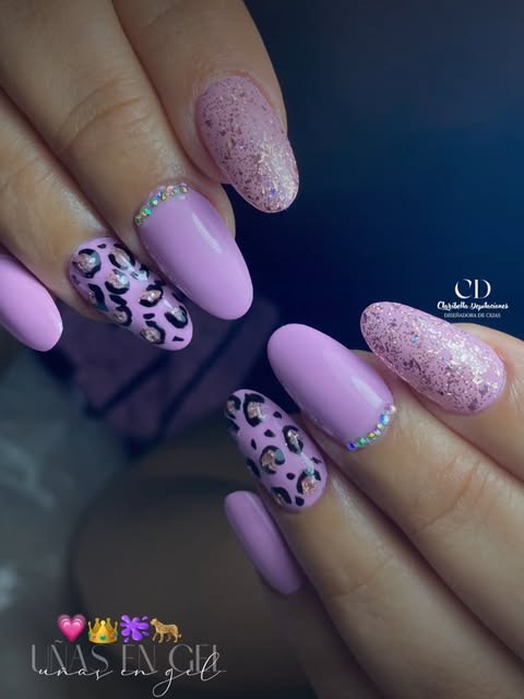 Nail art en tono rosa pastel con detalle leopardo